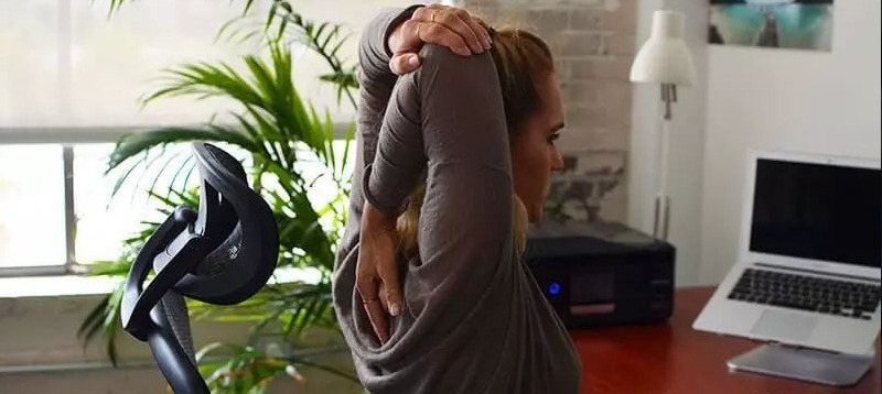 Exercícios simples para quem fica horas no computador: cuide do corpo sem sair do home&nbsp;office